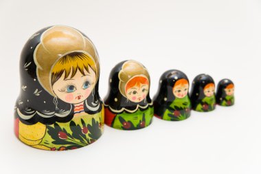 Rusça matryoshka bebek beyaz zemin üzerine