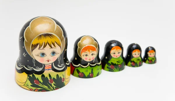 Russische Matrjoschka-Puppe auf weißem Hintergrund — Stockfoto