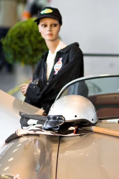 Uma boneca com um elmo na frente dela em um carro esportivo — Fotografia de Stock