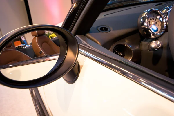 Esportes carro interior, vista sobre o espelho — Fotografia de Stock