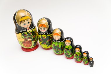 Rusça matryoshka bebek beyaz zemin üzerine