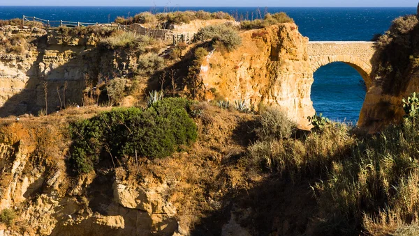 Roccia dell'Algarve - costa in Portogallo, ricca di — Foto Stock