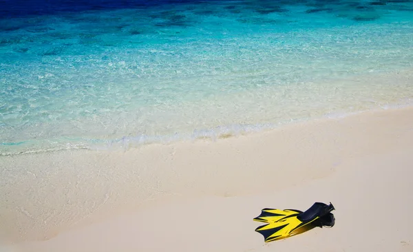 Maska nurkowa z płetwy na plaży — Zdjęcie stockowe