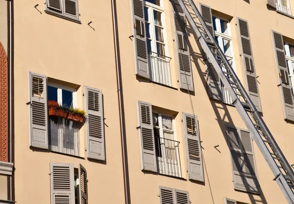 Ladder Gebruikt Bewegen Van Meubilair Met Elegante Paleis Achtergrond — Stockfoto