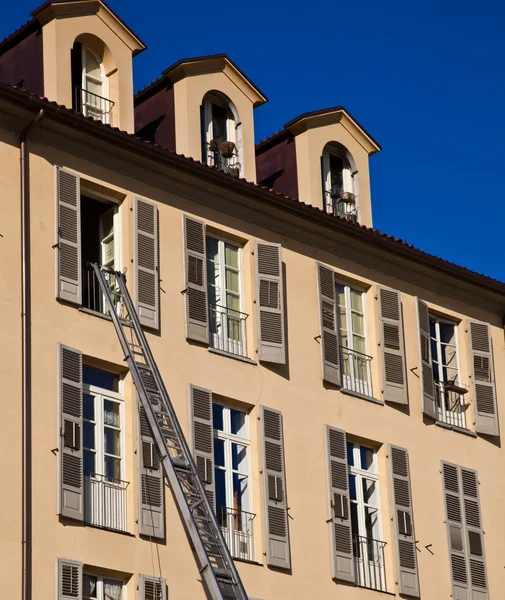 Ladder Gebruikt Bewegen Van Meubilair Met Elegante Paleis Achtergrond — Stockfoto