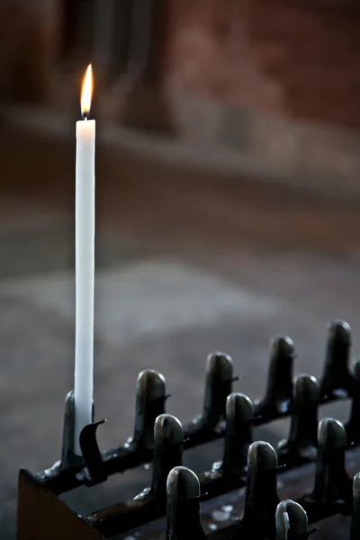 Nadzieja: świeca w opactwie — Zdjęcie stockowe