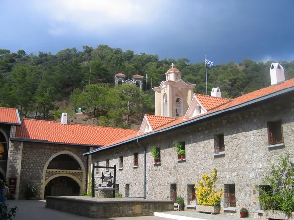 Cypr kikos dziedziniec klasztoru z dobrze — Zdjęcie stockowe