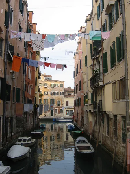 Liten kanal och torkning kläder, Venedig, Italien — Stockfoto