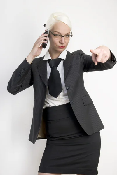 Junge Geschäftsfrau mit einem Telefon in der Hand. — Stockfoto