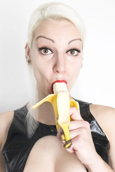 Όμορφη σέξι νεαρή γυναίκα τρώει Μπανάνα. — Φωτογραφία Αρχείου