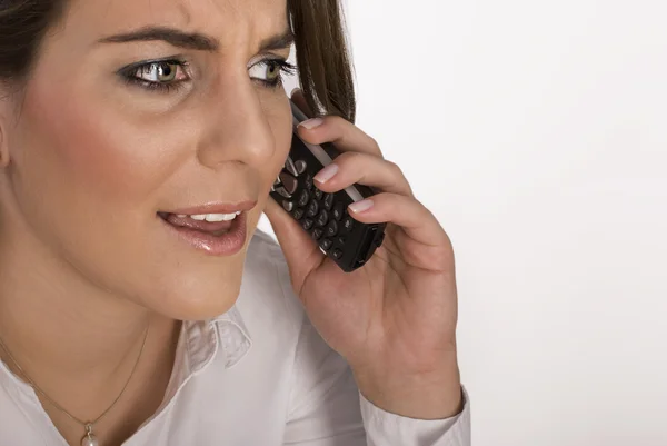 Jonge nerveuze vrouw praten over de telefoon. — Stockfoto