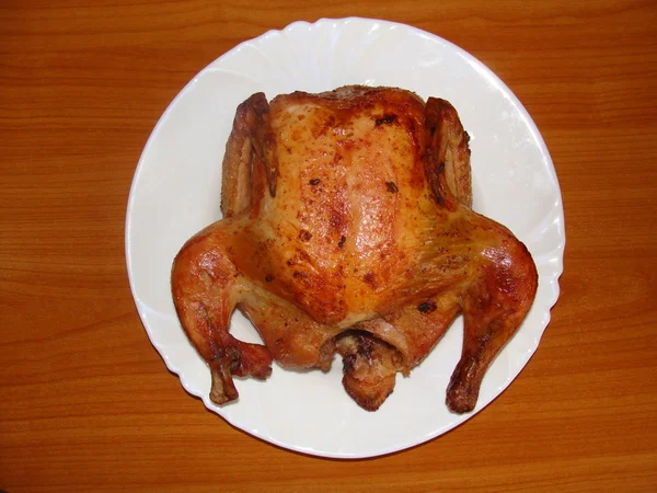 Gebraden kip op een bord — Stockfoto