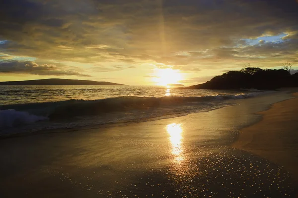 Makena plaj gün batımında — Stok fotoğraf