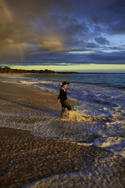 走在海岸上孤独的女人 — 图库照片