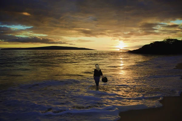 여자 혼자 해변을 걷고 — 스톡 사진