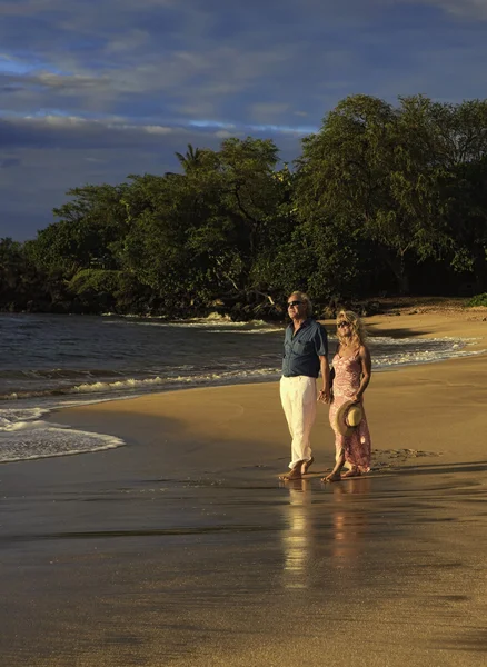 Coppia anziana a piedi su una spiaggia di maui — Foto Stock