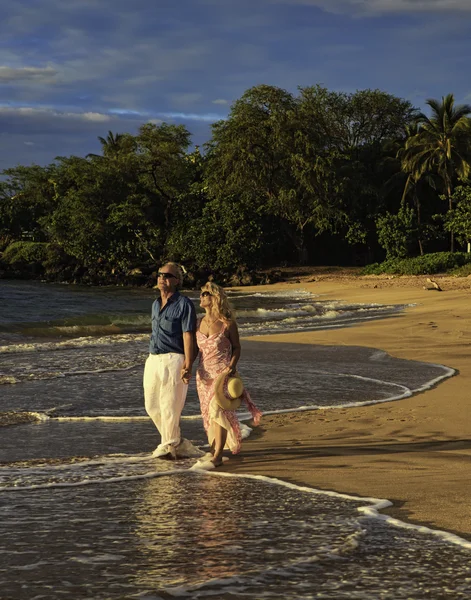 Äldre par promenader på en maui beach — Stockfoto