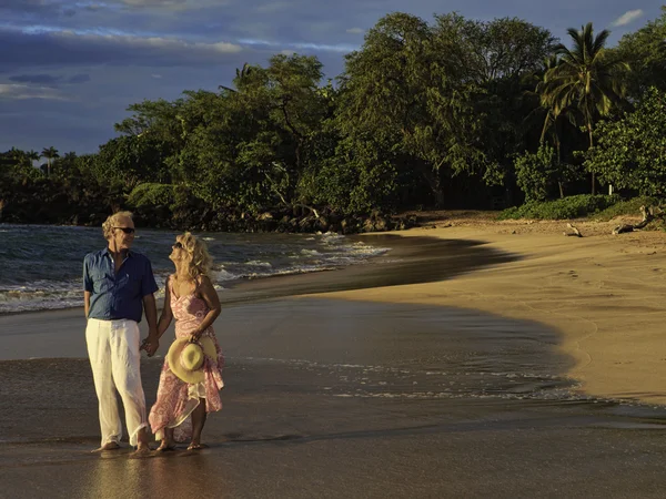 Äldre par promenader på en maui beach — Stockfoto