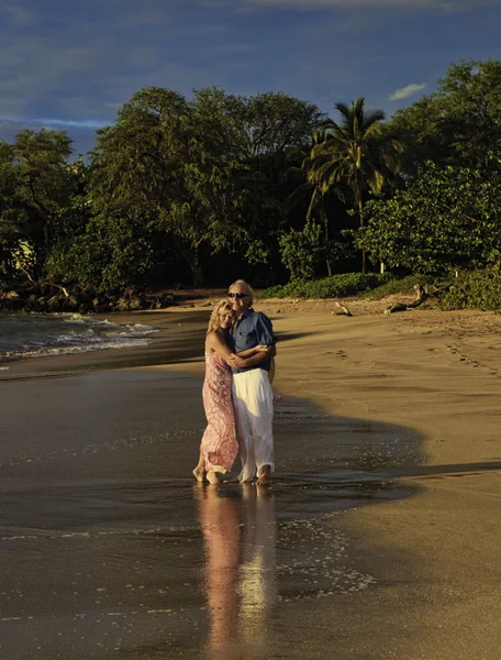 Älteres Paar spaziert am mauitischen Strand — Stockfoto