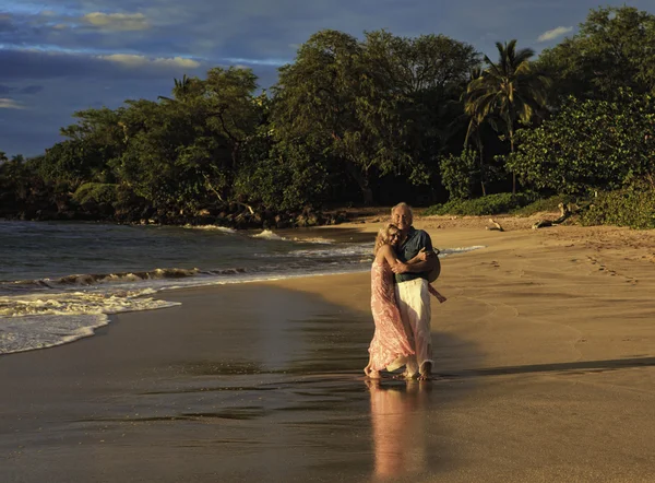 Ανώτερος ζεύγος που περπατά σε μια παραλία maui — Φωτογραφία Αρχείου
