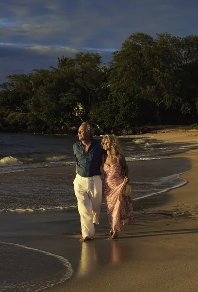 Senior koppel wandelen op een strand van maui — Stockfoto