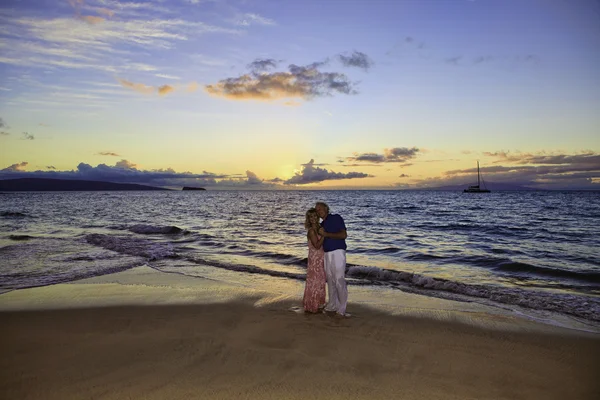 Старшая пара, гуляющая по пляжу Мауи — стоковое фото