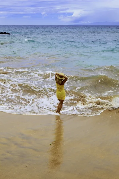 Orta yaş kadın plajda — Stok fotoğraf