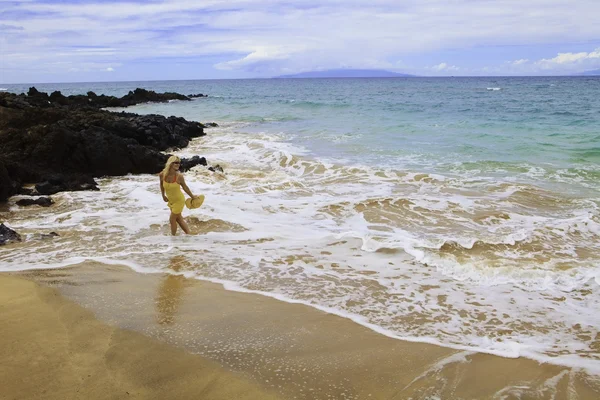 Medelålders kvinna på stranden — Stockfoto
