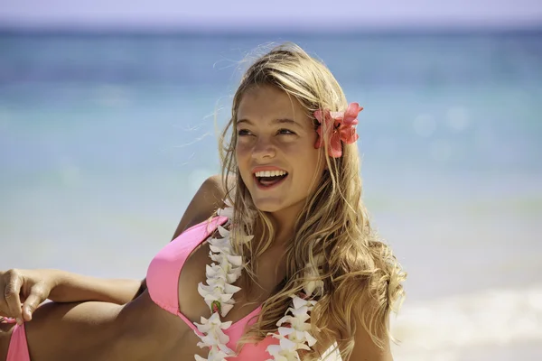 Tonårig flicka i rosa bikini på stranden — Stockfoto