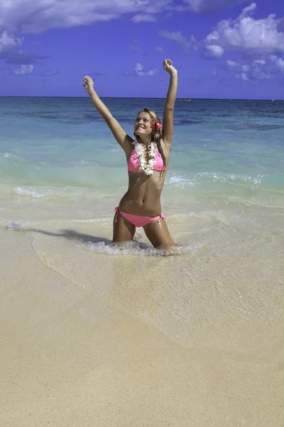 Teenager-Mädchen im rosa Bikini am Strand — Stockfoto