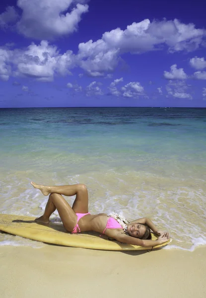 Chica adolescente con tabla de surf —  Fotos de Stock