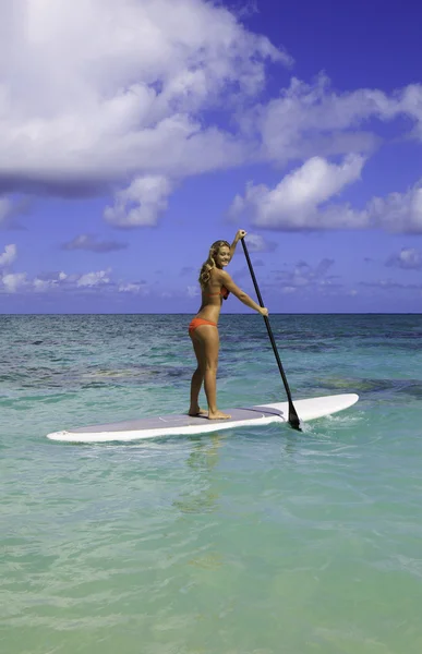 Fille en bikini sur une planche à pagaie à Hawaï — Photo