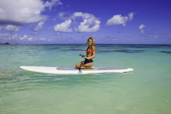 Mädchen im Bikini auf einem Paddelbrett in Hawaii — Stockfoto