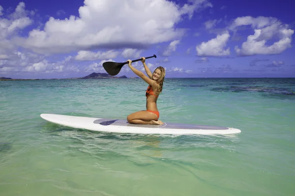 Menina de biquíni em uma prancha de remo em hawaii — Fotografia de Stock