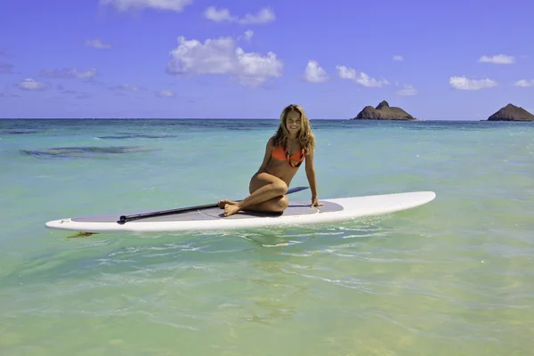 Dívka v bikinách na palubě pádlo na Havaji — Stock fotografie