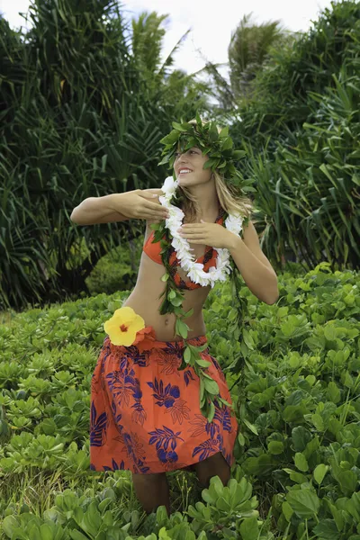 Hula Hawaii menari oleh seorang gadis remaja — Stok Foto