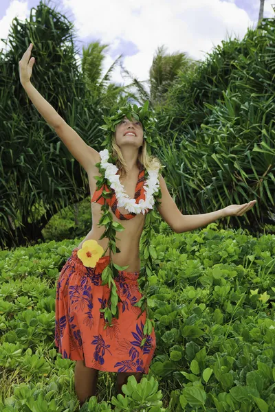 10 代の少女で踊ってハワイアン ・ フラ — ストック写真