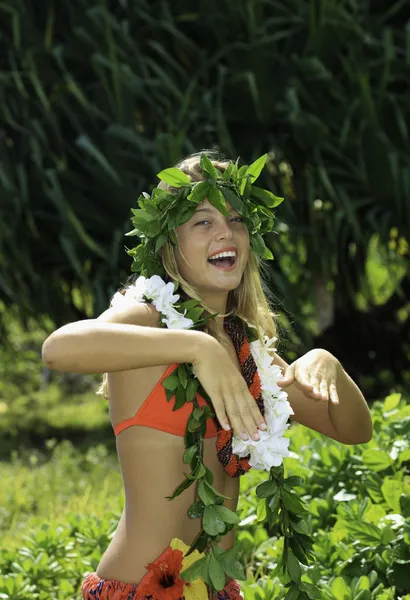 Hawaiian hula tarafından bir genç kız dans — Stok fotoğraf