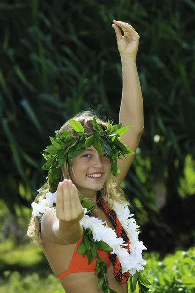 Hawaiian hula dansade av en tonårsflicka — Stockfoto
