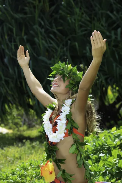 hawaiian hula tarafından bir genç kız dans