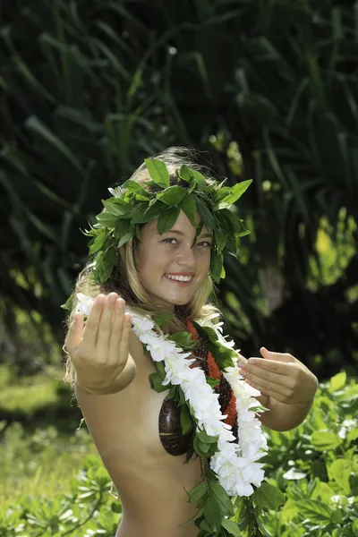 Hula havaiana dançada por uma adolescente — Fotografia de Stock