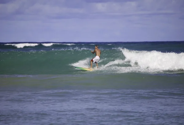 60 歳の男をサーフィン — ストック写真
