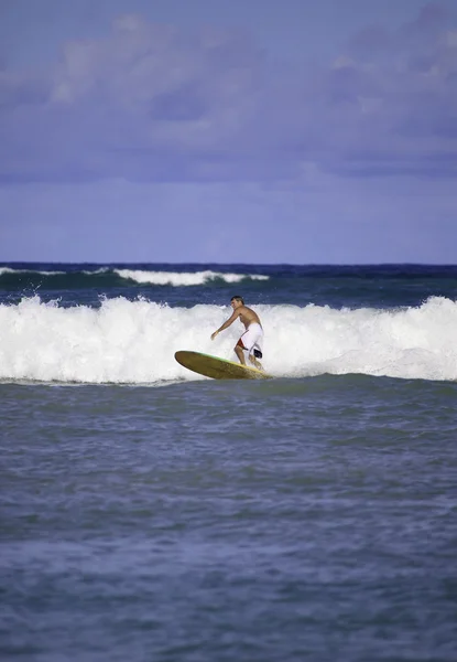 Šedesát - čtyři roky starý muž surfování — Stock fotografie