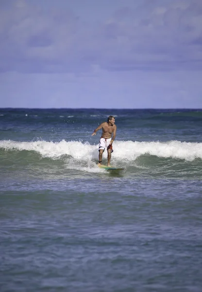 Sextio - fyra år gammal man surfa — Stockfoto