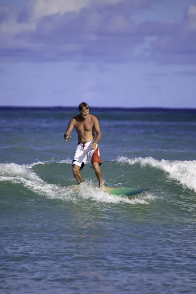 Hombre de 64 años surfeando — Foto de Stock