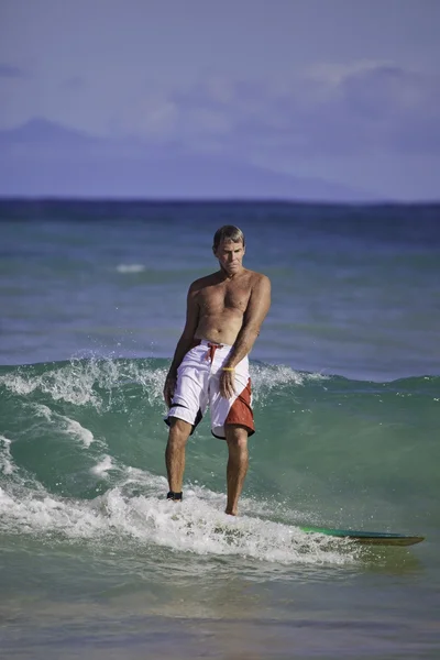 60 歳の男をサーフィン — ストック写真