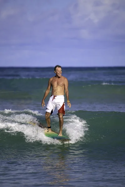 Hombre de 64 años surfeando —  Fotos de Stock