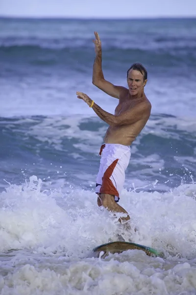 Soixante-quatre ans homme surf — Photo
