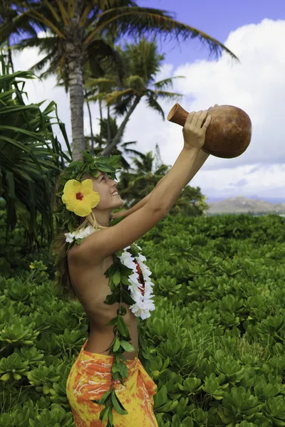 Hawaiian hula dansade av en tonårsflicka — Stockfoto