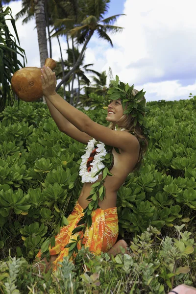 Hawaiianisches Hula, das von einem Teenager getanzt wird — Stockfoto